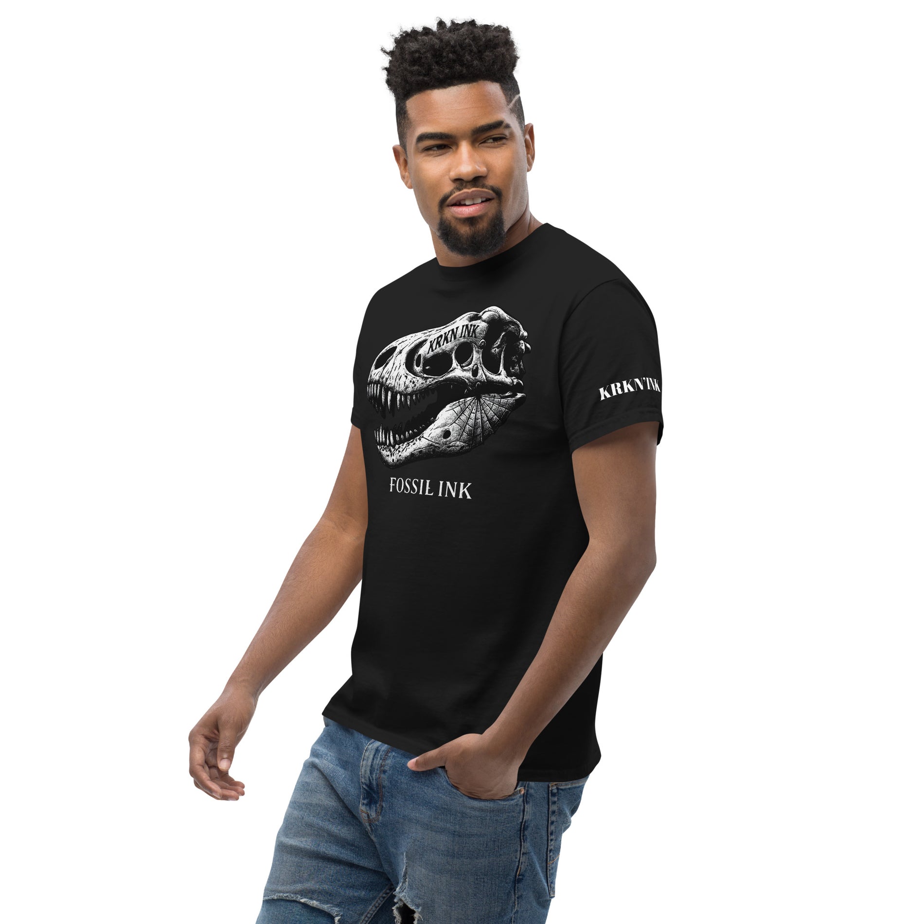 T-shirt KRKN’INK Fossil Ink avec crâne fossilisé et design tattoo sombre